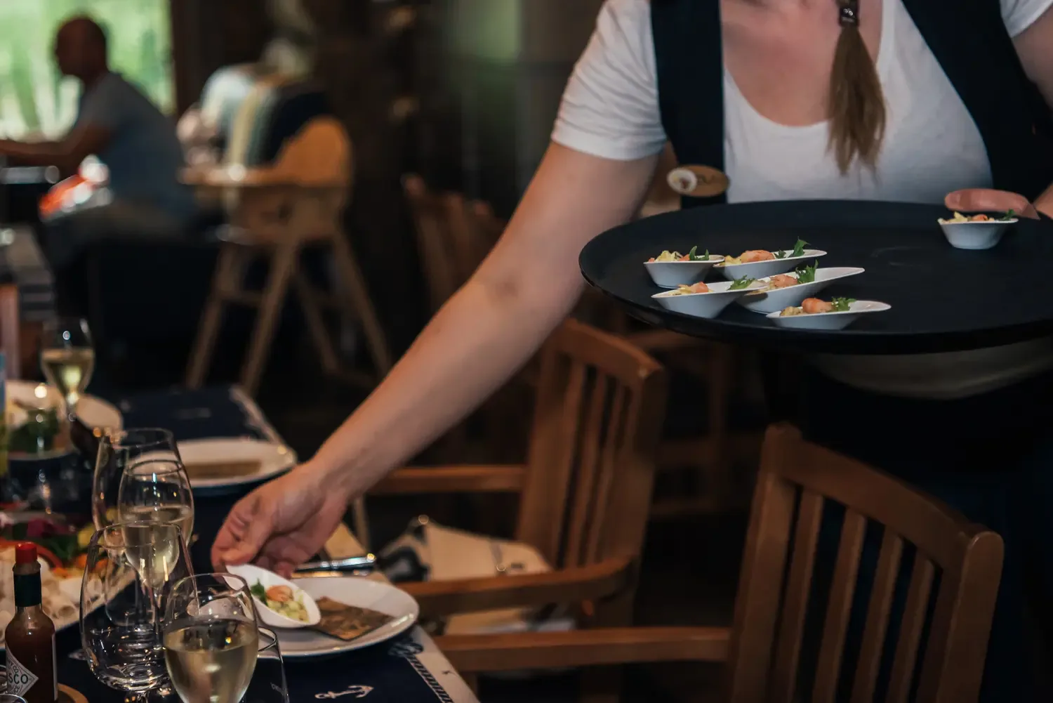 Teenindaja serveerib sündmusel suupisteid