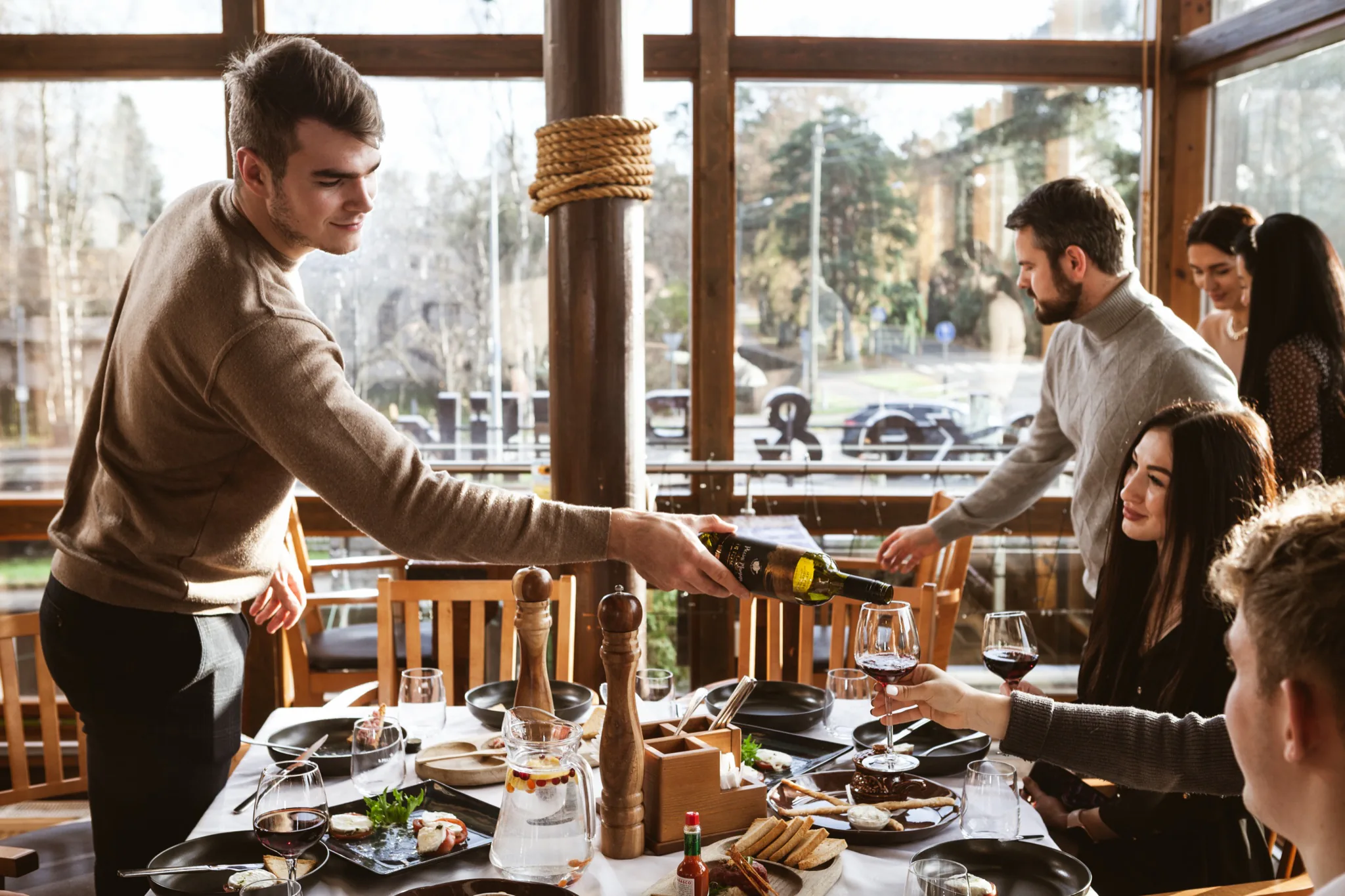 Sõbrad Talleke ja Pullike restoranis