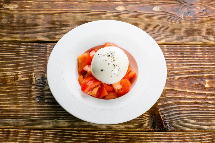 Burrata „Tenerella“ valge trühvli ja tomatitega